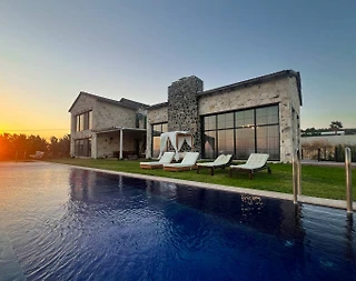 İzmir Foça'da Lüks Tasarımlı, Özel Havuzlu, Konforlu Villa - 1