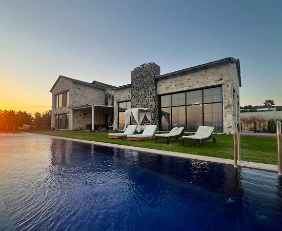 İzmir Foça'da Lüks Tasarımlı, Özel Havuzlu, Konforlu Villa - 1