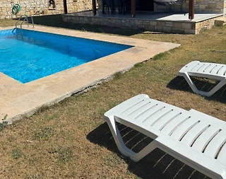 İzmir Foça'da Sakin Konumda, Özel Havuzlu, Geniş Bahçeli Villa - 1