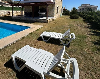 İzmir Foça'da Sakin Konumda, Özel Havuzlu, Geniş Bahçeli Villa - 2