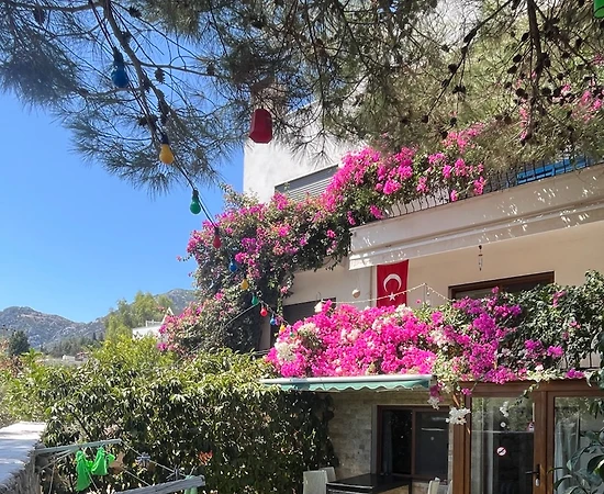 İzmir Karaburun'da Elverişli Konumda, Konforlu, Kiralık Bahçe Katı - 1