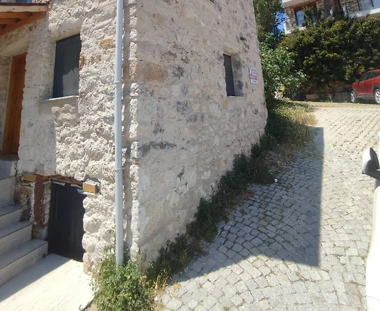İzmir Karaburun'da Merkeze Yakın Konumda, Tarihi Yapıda, 2+1 Taş Ev - 1