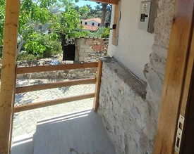 İzmir Karaburun'da Merkeze Yakın Konumda, Tarihi Yapıda, 2+1 Taş Ev - 3