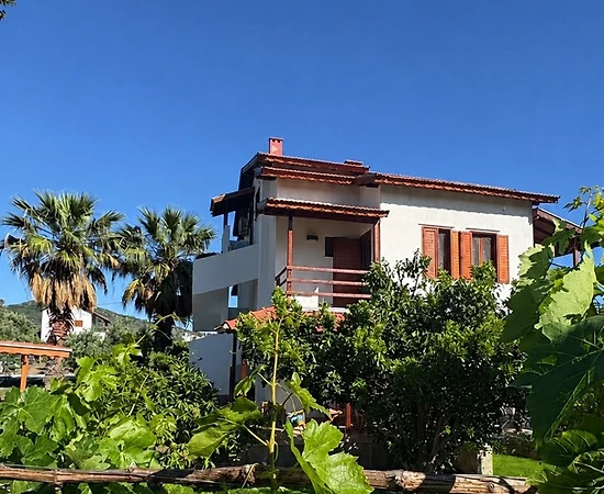 İzmir Menderes'te Denize Yakın Konumda, Ortak Havuzlu, Bahçeli Villa - 1