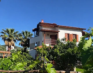İzmir Menderes'te Denize Yakın Konumda, Ortak Havuzlu, Bahçeli Villa - 1