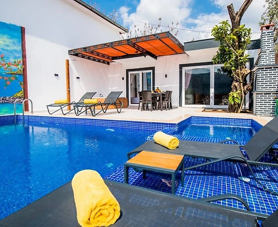 Kalkan Ulugöl'de Merkeze Yakın Konumda, Özel Havuzlu, Konforlu Villa  - 1