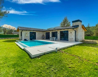 Kaş Uğrar'da Geniş Bahçe İçerisinde, Özel Havuzlu, Otantik Villa - 1