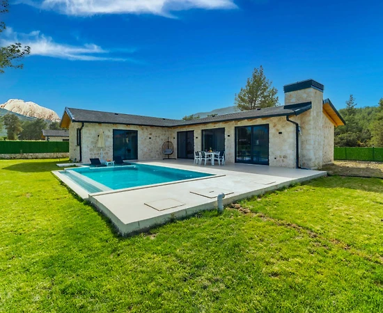 Kaş Uğrar'da Geniş Bahçe İçerisinde, Özel Havuzlu, Otantik Villa - 1