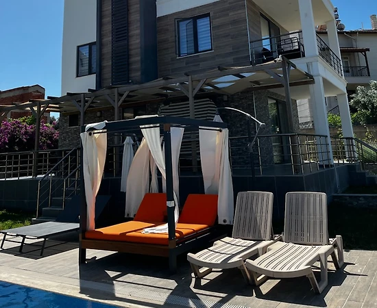 Serik Karadayı'da Yemyeşil Bahçeli, Özel Havuzlu, Lüks Villa - 1