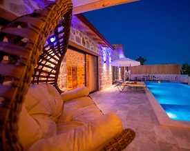 Kaş Üzümlü'de Çiftlere Uygun, Özel Havuzlu, Otantik Tasarımlı Villa - 3