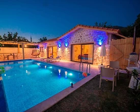 Kaş Üzümlü'de Çiftlere Uygun, Özel Havuzlu, Otantik Tasarımlı Villa - 2