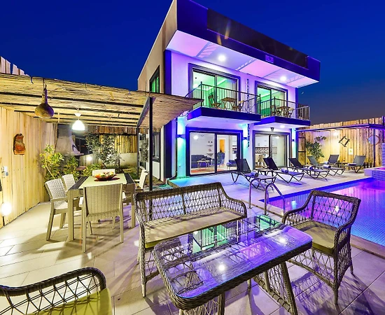 Kaş Gökseki'de Muhteşem Manzaralı, Özel Havuzlu, Kiralık Villa - 1