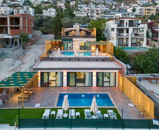 Kaş Bezirgan'da Modern Tasarımlı, Özel Havuzlu, Konforlu Villa - 1