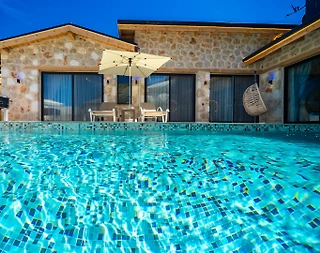 Kaş Yeşilköy'de Sakin Konumda, Özel Havuzlu, Konforlu Villa - 1