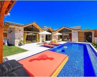 Kaş Sarıbelen'de Taş Mimarili, Geniş Bahçeye Sahip, Kiralık Villa - 1