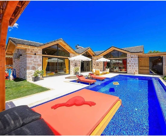 Kaş Sarıbelen'de Taş Mimarili, Geniş Bahçeye Sahip, Kiralık Villa - 1