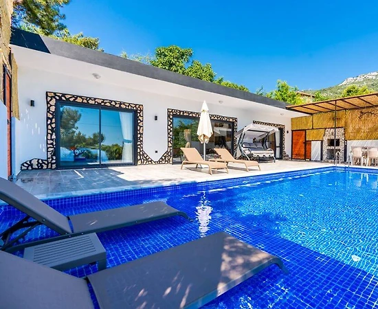 Kaş İslamlar'da Muhteşem Tasarımlı, Özel Havuzlu, Şık Villa - 1