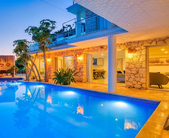 Kalkan Akbel'de Göz Alıcı Manzaralı, Özel Havuzlu, Modern Villa - 1