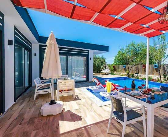 Kaş Üzümlü'de Modern Tasarımlı, Özel Havuzlu, Jakuzili Villa - 1
