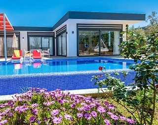 Kaş Üzümlü'de Modern Tasarımlı, Özel Havuzlu, Jakuzili Villa - 2