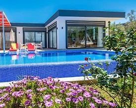 Kaş Üzümlü'de Modern Tasarımlı, Özel Havuzlu, Jakuzili Villa - 2