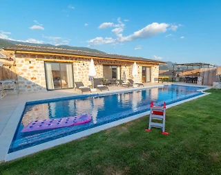 Kaş Çayköy'de Yemyeşil Bahçeli, Özel Havuzlu, Şık Tatil Villası - 1