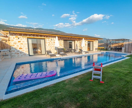 Kaş Çayköy'de Yemyeşil Bahçeli, Özel Havuzlu, Şık Tatil Villası - 1