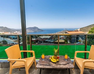 Kalkan Kördere'de Merkezi Konumda, Deniz Manzaralı, Konforlu Suit - 1