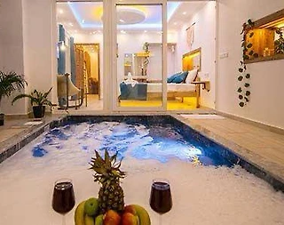 Kaş İslamlar'da Sakin Konumda, Isıtmalı Havuzlu, Balayı Villası - 2