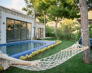 Kaş İslamlar'da Taş Mimarili, Kapalı Havuzlu, Bahçeli Villa - 1