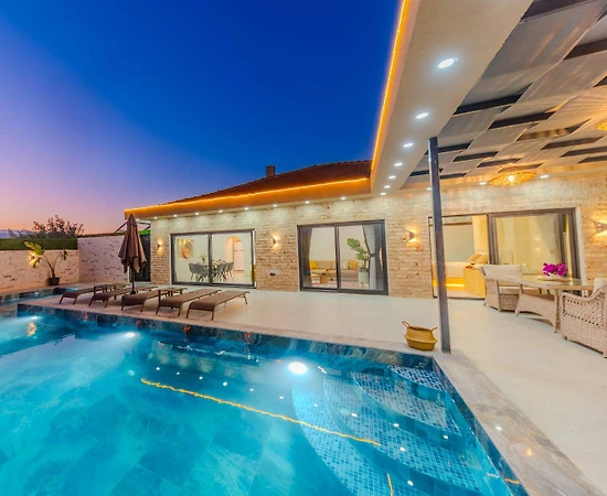 Kalkan Kınık'ta Sakin Konumda, Özel Havuzlu, Kiralık Villa - 1