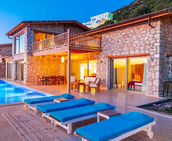 Kaş Bezirgan'da Deniz Manzaralı, Açık ve Kapalı Havuzlu, Kiralık Villa - 1