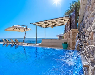 Kalkan Kördere'de Deniz Manzaralı, Açık ve Kapalı Havuzlu Modern Villa - 1