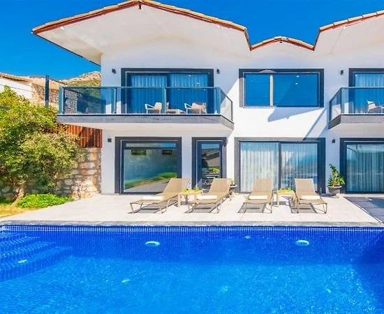 Kalkan Kördere'de Geniş Bahçeli, Açık ve Kapalı Havuzlu, Kiralık Villa - 1