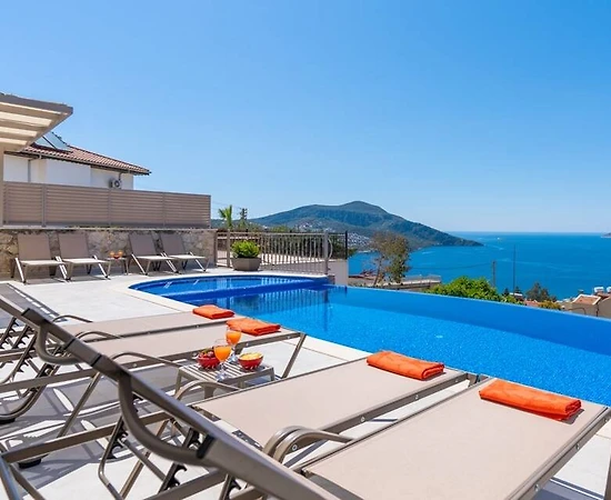 Kaş Kalkan'da Merkezi Konumda, Özel Havuzlu, Deniz Manzaralı Villa - 1