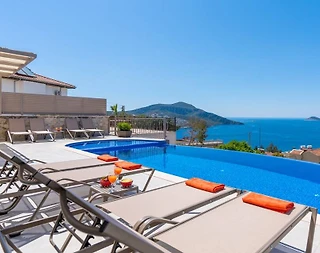 Kaş Kalkan'da Merkezi Konumda, Özel Havuzlu, Deniz Manzaralı Villa - 1