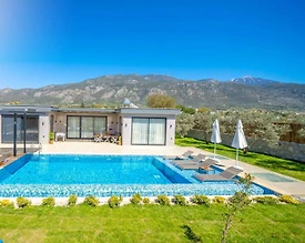 Kaş Palamut'ta Yemyeşil Geniş Bahçeli, Özel Havuzlu, Kiralık villa  - 2