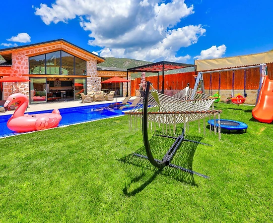 Kaş Sarıbelen'de Yeşilliklerle Dolu Bahçede, Özel Havuzlu, Kiralık Villa - 1