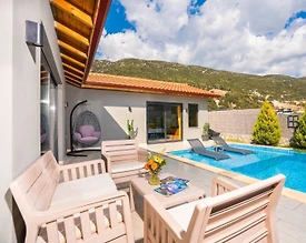 Kaş Sarıbelen'de Geniş Bahçeli, Özel Havuzlu, Jakuzili Villa - 3