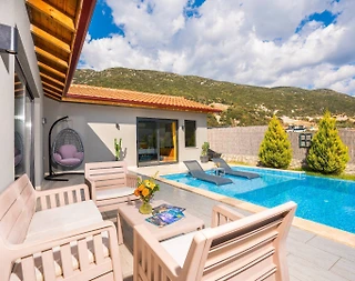 Kaş Sarıbelen'de Geniş Bahçeli, Özel Havuzlu, Jakuzili Villa - 3