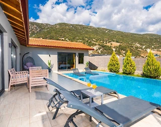 Kaş Sarıbelen'de Geniş Bahçeli, Özel Havuzlu, Jakuzili Villa - 1