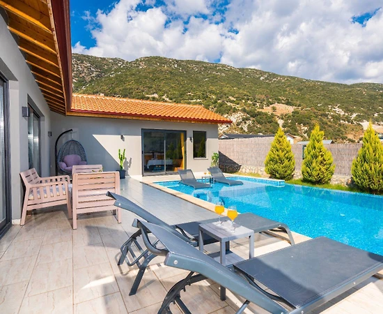 Kaş Sarıbelen'de Geniş Bahçeli, Özel Havuzlu, Jakuzili Villa - 1