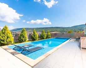 Kaş Sarıbelen'de Geniş Bahçeli, Özel Havuzlu, Jakuzili Villa - 2