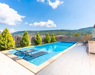 Kaş Sarıbelen'de Geniş Bahçeli, Özel Havuzlu, Jakuzili Villa - 2