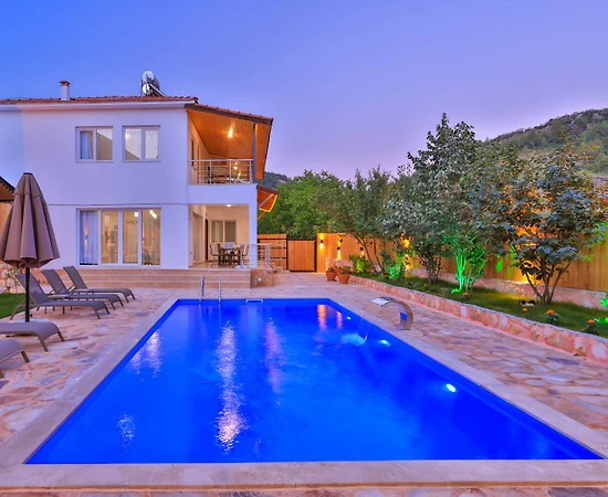 Kaş Hacıoğlan'da Geniş Alanlara Sahip, Özel Havuzlu, Tatil Villası - 1