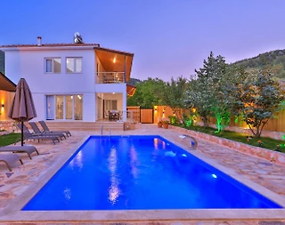 Kaş Hacıoğlan'da Geniş Alanlara Sahip, Özel Havuzlu, Tatil Villası - 1