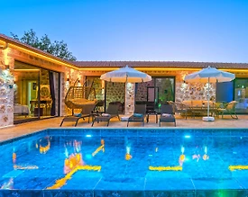 Kaş Sarıbelen'de Yemyeşil Bahçede, Özel Havuzlu, Taş Ev - 2