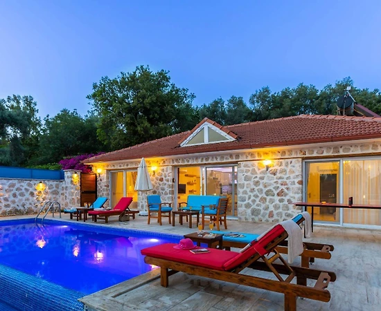 Kaş Üzümlü'de Gözlerden Uzak Konumda, Özel Havuzlu, Kiralık Taş Ev - 1