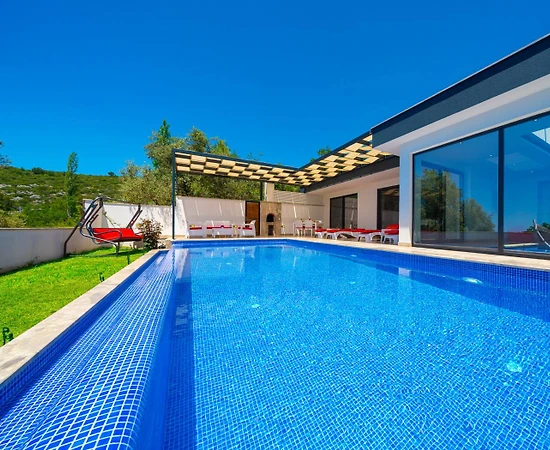 Kaş Üzümlü'de Çekirdek Ailelere Uygun, Kapalı Havuzlu, Ferah Villası - 1