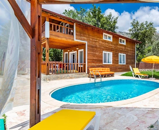 Kalkan Üzümlü'de Ahşap Tasarıma Sahip, Özel Havuzlu, Konforlu Villa - 1